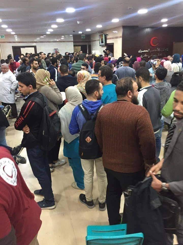 صور : شباب مصر يتبرع بالدم  لمصابي حادثة القطارين